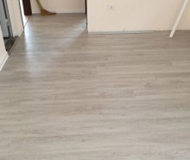 Nên tìm đơn vị thi công sàn nhựa vân gỗ quận 8 chuyên nghiệp, uy tín ở đâu?