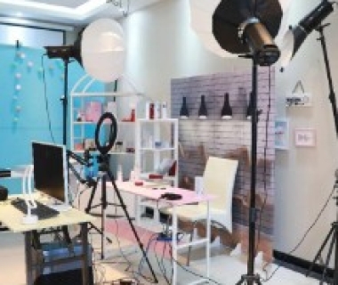 Chuyên thi công vách livestream và trang trí phòng quay video